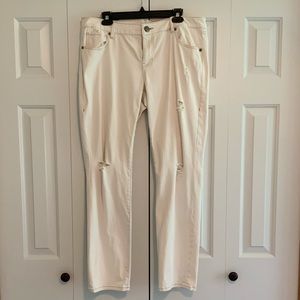 Cabi Slim Boyfriend Off-White Distressed Jeans Style# 5089